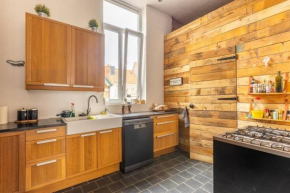 Very spacious apartment in townhouse, top location!
